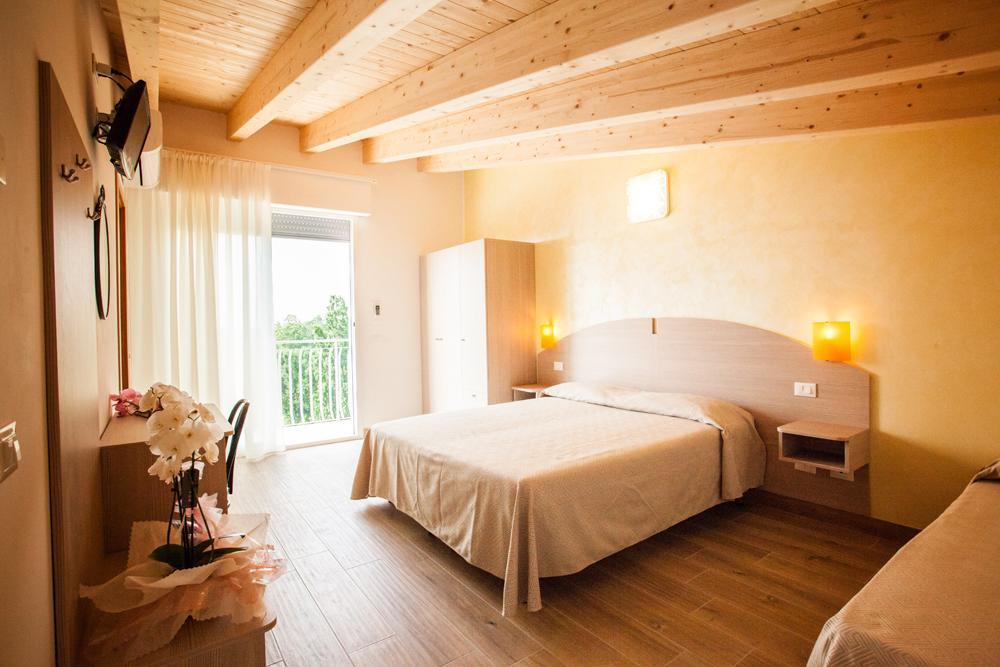 Albergo Paris Соттомаріна Екстер'єр фото
